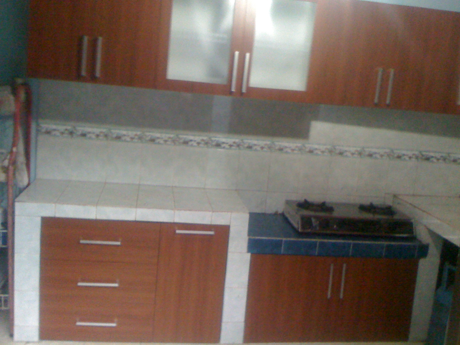  kitchen  set  dengan finishing HPL motif kayu  