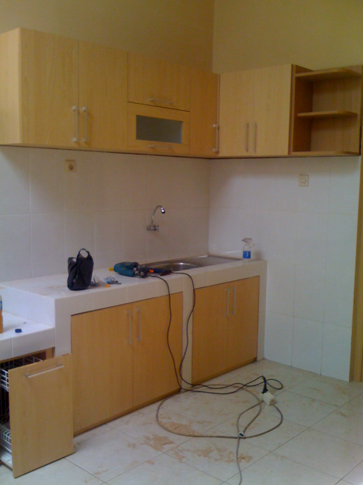  kitchen  set  dengan finishing HPL motif kayu  